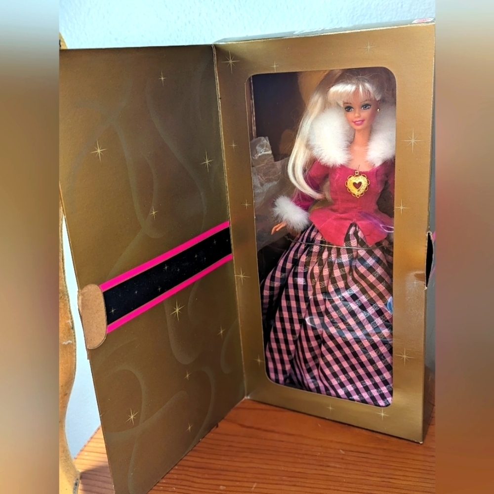Avon Exclusive Winter Rhapsody. Beautiful Blonde Barbie. 1996